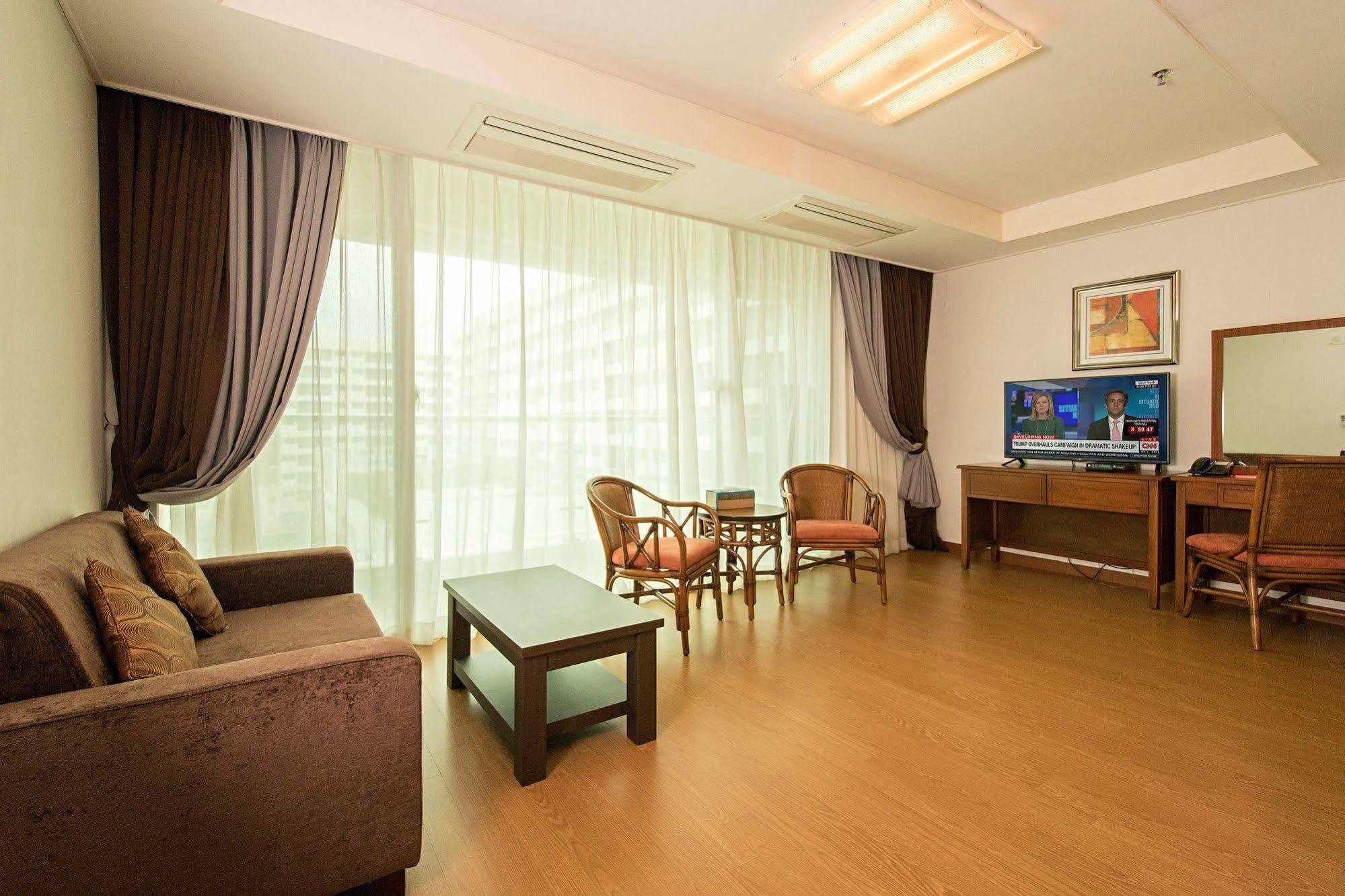 ซีเนีย โฮเทล คล้าร์ก Hotel Clark Field ภายนอก รูปภาพ